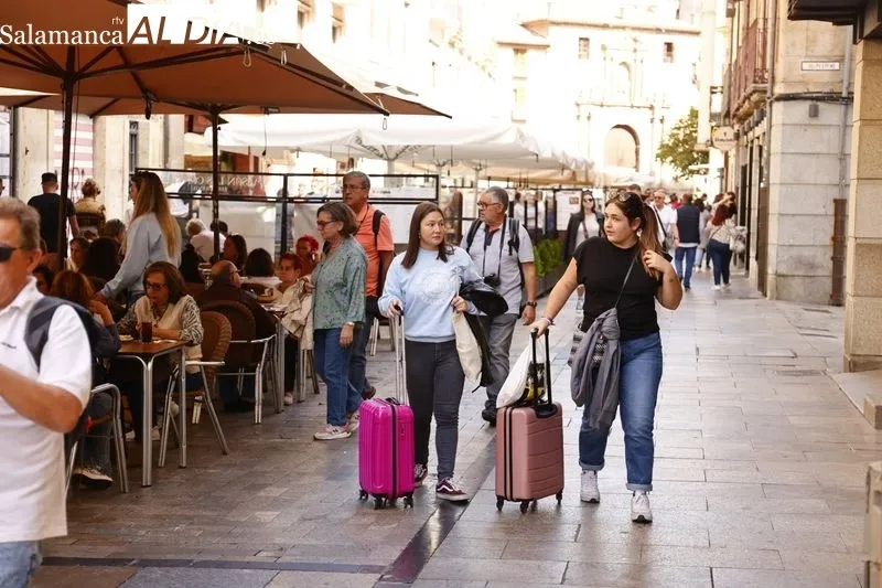 Salmantinos y turistas, en la mañana de este domingo por el centro de Salamanca