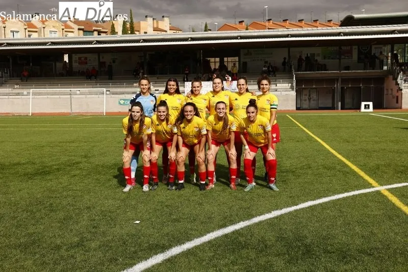 Foto 15 - Susto en el Del Bosque: una jugadora del Salamanca FF recibe un fuerte golpe y se llega a pedir la asistencia de una ambulancia