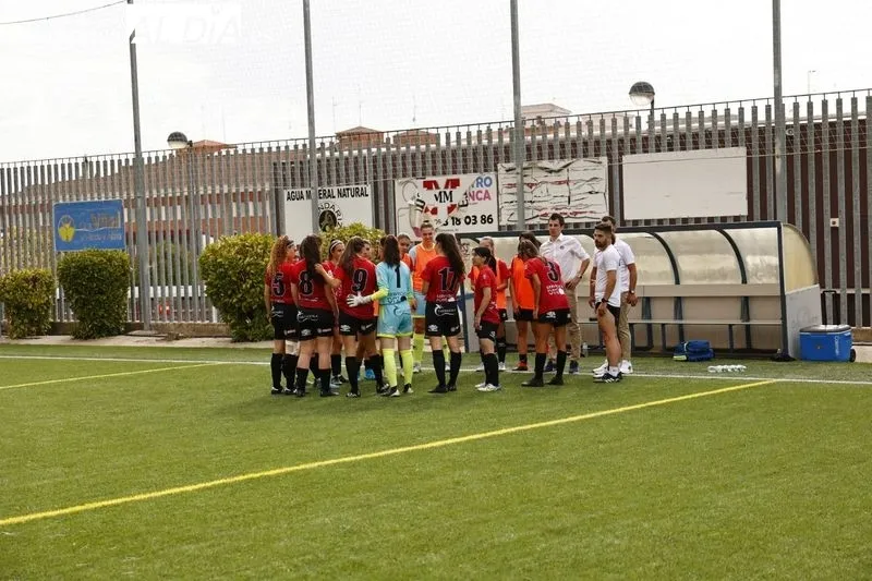Foto 13 - Susto en el Del Bosque: una jugadora del Salamanca FF recibe un fuerte golpe y se llega a pedir la asistencia de una ambulancia
