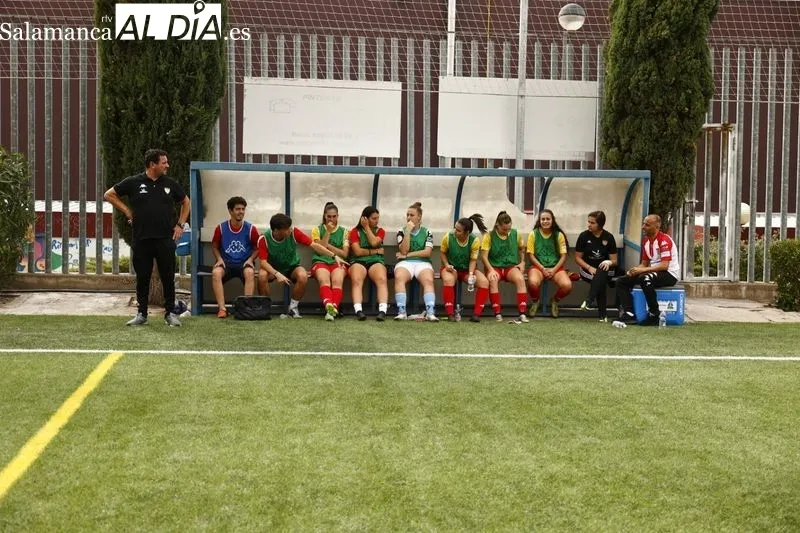 Foto 12 - Susto en el Del Bosque: una jugadora del Salamanca FF recibe un fuerte golpe y se llega a pedir la asistencia de una ambulancia