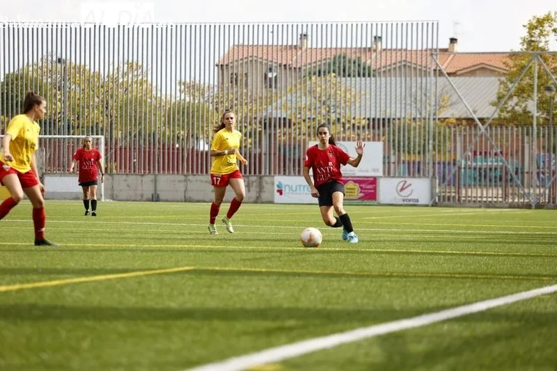 Foto 8 - Susto en el Del Bosque: una jugadora del Salamanca FF recibe un fuerte golpe y se llega a pedir la asistencia de una ambulancia