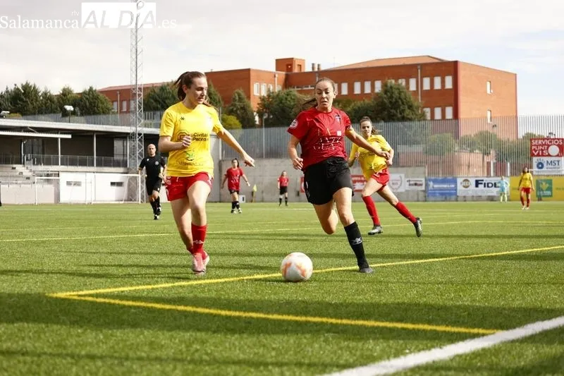Foto 7 - Susto en el Del Bosque: una jugadora del Salamanca FF recibe un fuerte golpe y se llega a pedir la asistencia de una ambulancia