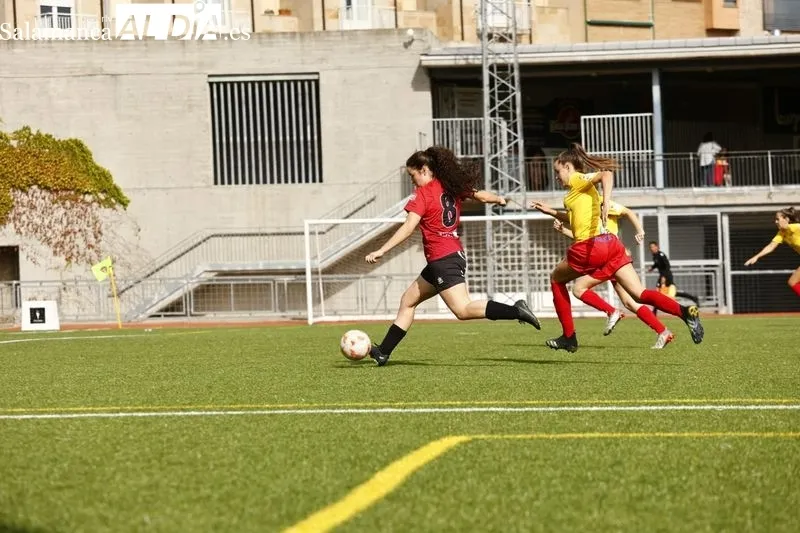 Foto 6 - Susto en el Del Bosque: una jugadora del Salamanca FF recibe un fuerte golpe y se llega a pedir la asistencia de una ambulancia