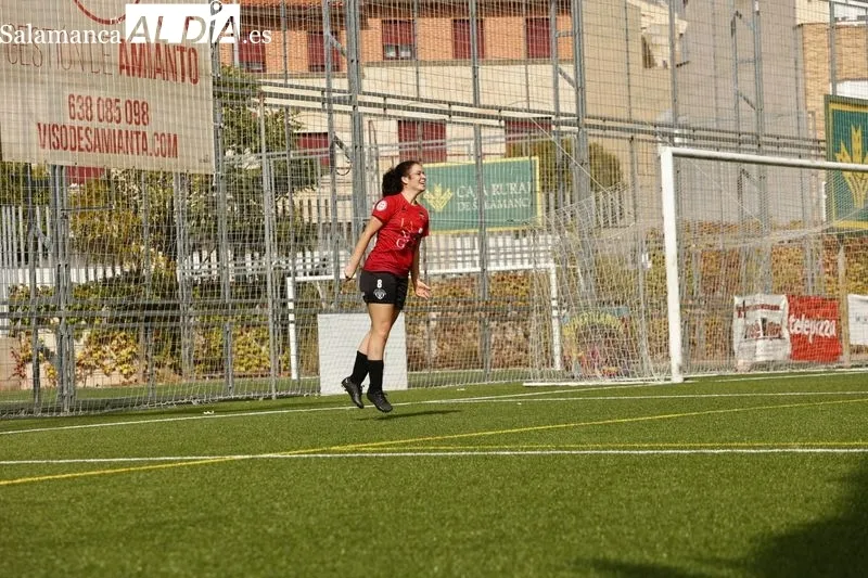 Foto 5 - Susto en el Del Bosque: una jugadora del Salamanca FF recibe un fuerte golpe y se llega a pedir la asistencia de una ambulancia