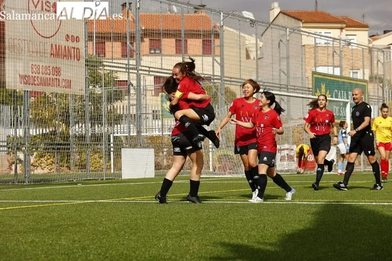 Foto 4 - Susto en el Del Bosque: una jugadora del Salamanca FF recibe un fuerte golpe y se llega a pedir la asistencia de una ambulancia