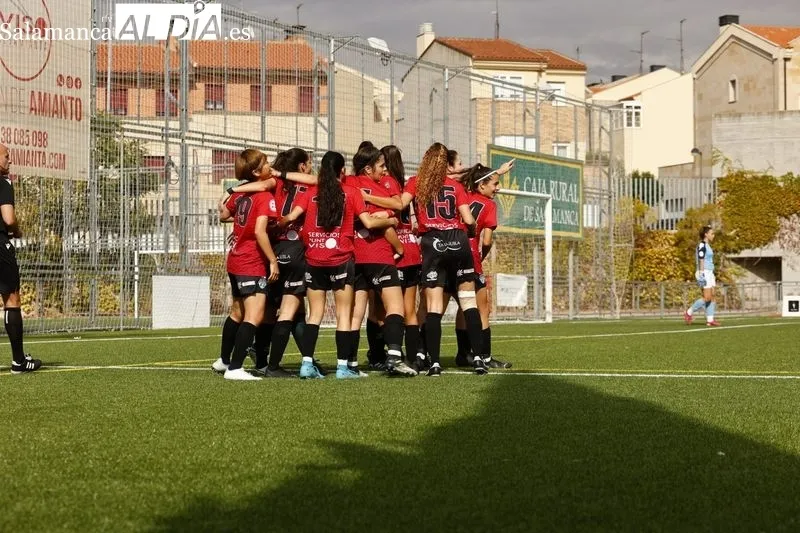 Foto 3 - Susto en el Del Bosque: una jugadora del Salamanca FF recibe un fuerte golpe y se llega a pedir la asistencia de una ambulancia