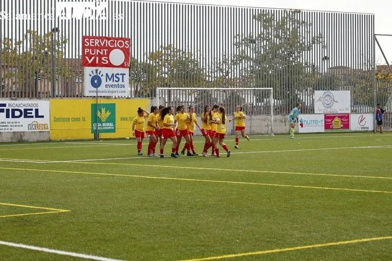 Foto 2 - Susto en el Del Bosque: una jugadora del Salamanca FF recibe un fuerte golpe y se llega a pedir la asistencia de una ambulancia