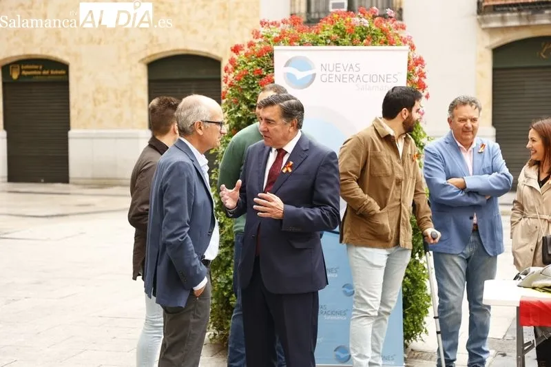 Acto de NNGG en la plaza del Liceo para celebrar el Día de la Fiesta Nacional