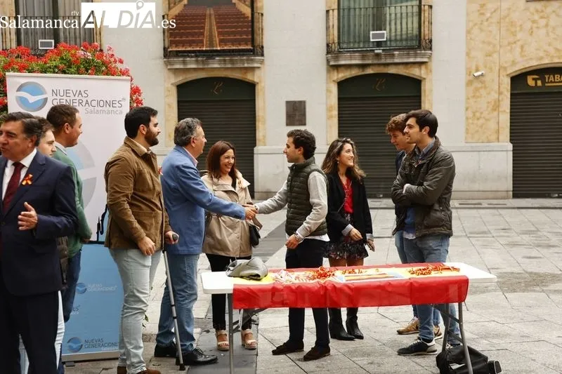 Acto de NNGG en la plaza del Liceo para celebrar el Día de la Fiesta Nacional