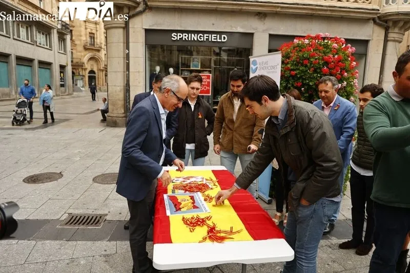 Acto de NNGG en la plaza del Liceo para celebrar el Día de la Fiesta Nacional