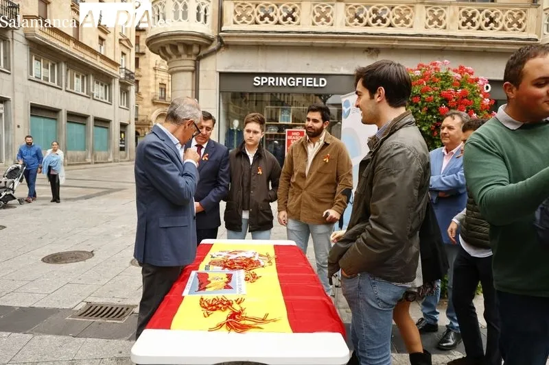 Acto de NNGG en la plaza del Liceo para celebrar el Día de la Fiesta Nacional