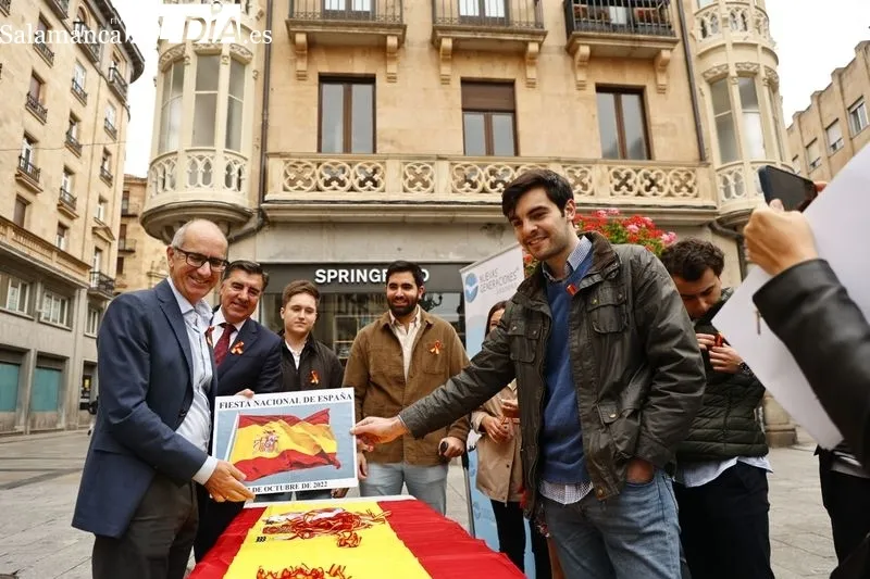 Acto de NNGG en la plaza del Liceo para celebrar el Día de la Fiesta Nacional