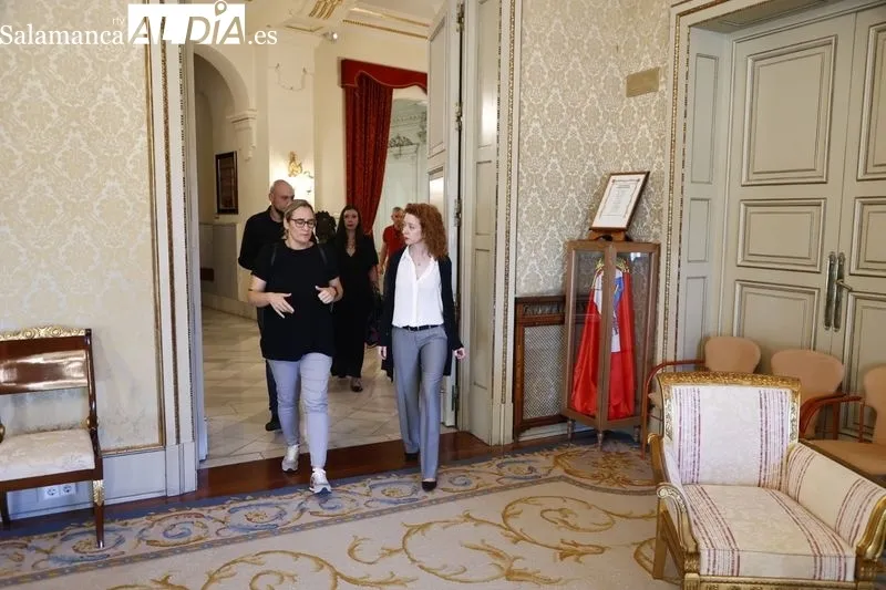 La concejala de Familia e Igualdad de Oportunidades, Ana Suárez, recibe a miembros de la Red el Hueco de mi Vientre. Fotos: David Sañudo