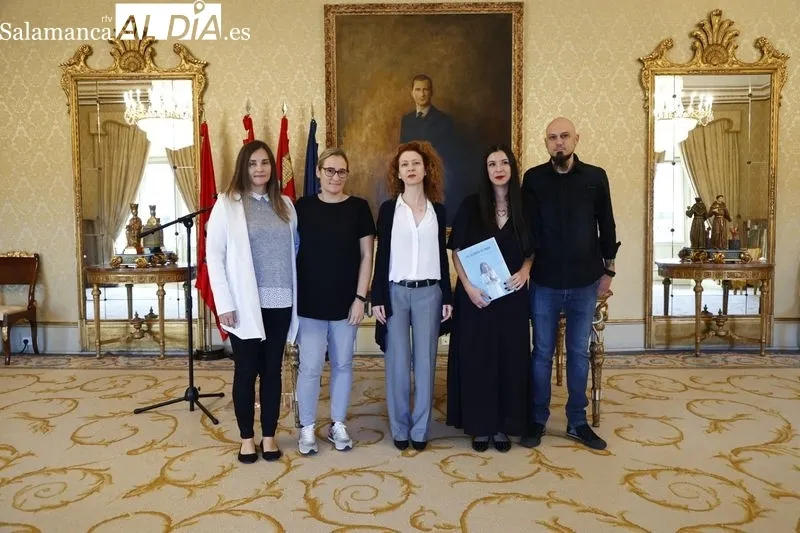 La concejala de Familia e Igualdad de Oportunidades, Ana Suárez, recibe a miembros de la Red el Hueco de mi Vientre. Fotos: David Sañudo