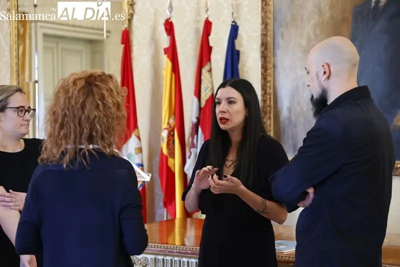 La concejala de Familia e Igualdad de Oportunidades, Ana Suárez, recibe a miembros de la Red el Hueco de mi Vientre. Fotos: David Sañudo