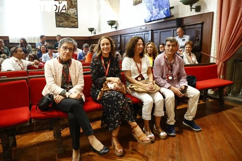 El Paraninfo acoge la celebración de los aniversarios de antiguos alumnos que acabaron sus estudios hace 20, 25, y 30 años. Fotos: David Sañudo