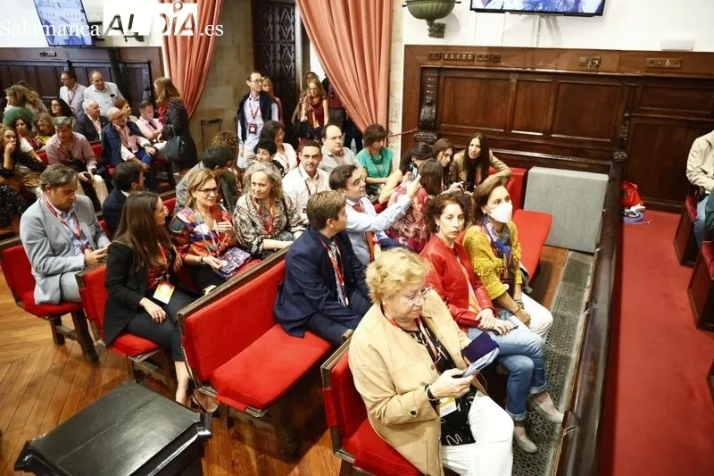El Paraninfo acoge la celebración de los aniversarios de antiguos alumnos que acabaron sus estudios hace 20, 25, y 30 años. Fotos: David Sañudo