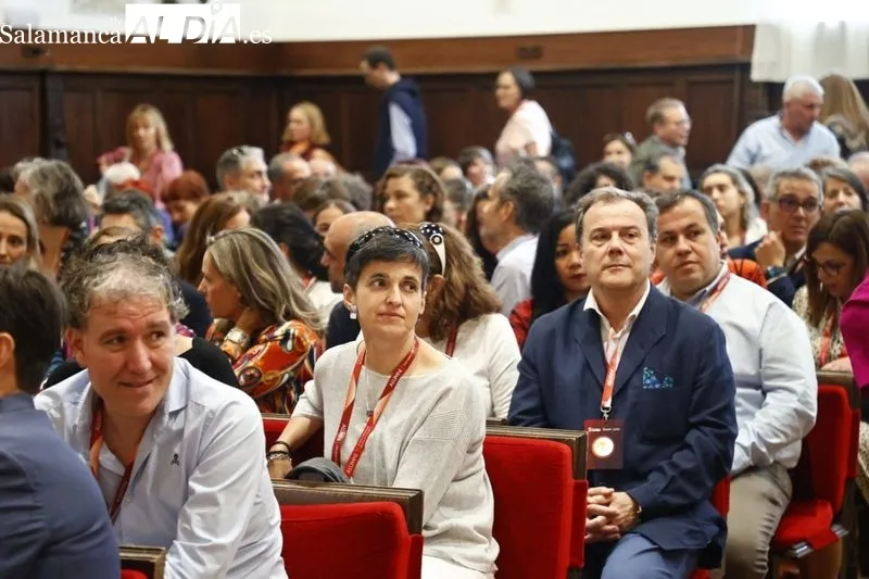 El Paraninfo acoge la celebración de los aniversarios de antiguos alumnos que acabaron sus estudios hace 20, 25, y 30 años. Fotos: David Sañudo