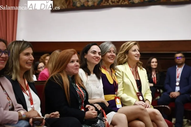 El Paraninfo acoge la celebración de los aniversarios de antiguos alumnos que acabaron sus estudios hace 20, 25, y 30 años. Fotos: David Sañudo