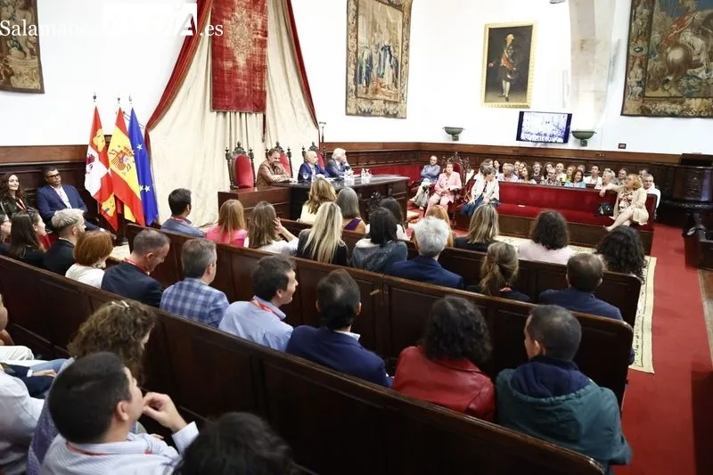 El Paraninfo acoge la celebración de los aniversarios de antiguos alumnos que acabaron sus estudios hace 20, 25, y 30 años. Fotos: David Sañudo