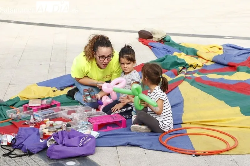 Actividades infantiles de manualidades, globoflexia y pintacaras en la plaza de Trujillo
