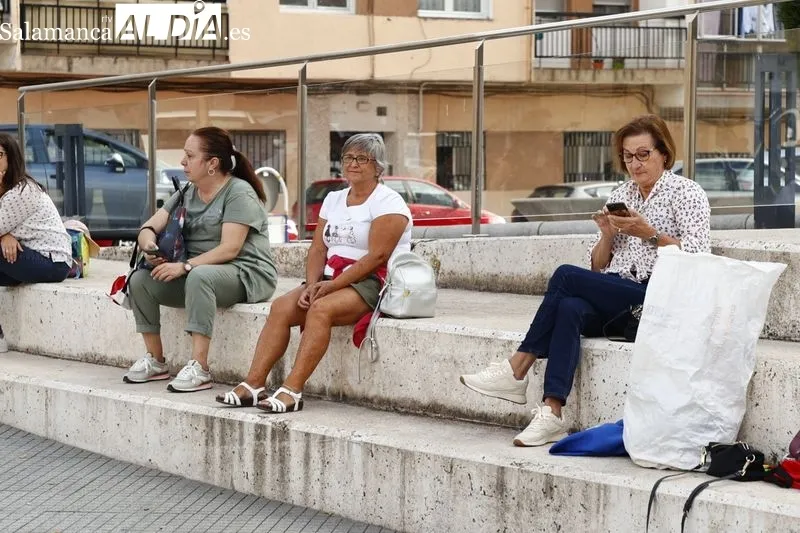 Actividades infantiles de manualidades, globoflexia y pintacaras en la plaza de Trujillo