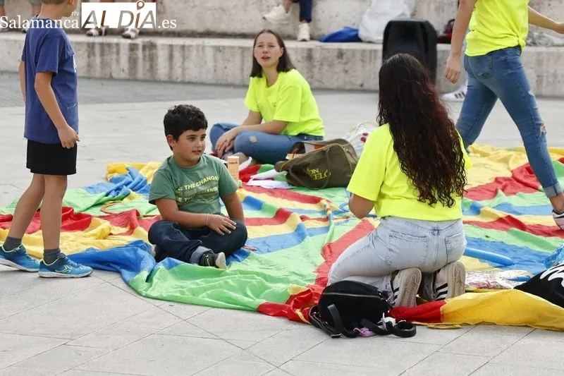 Actividades infantiles de manualidades, globoflexia y pintacaras en la plaza de Trujillo