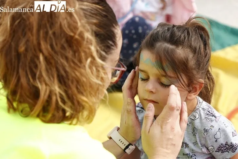 Actividades infantiles de manualidades, globoflexia y pintacaras en la plaza de Trujillo