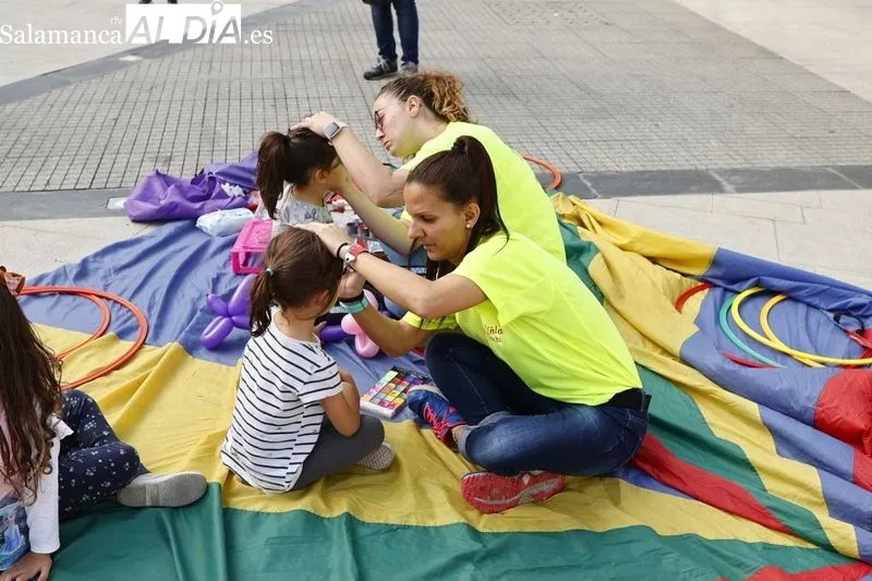 Actividades infantiles de manualidades, globoflexia y pintacaras en la plaza de Trujillo
