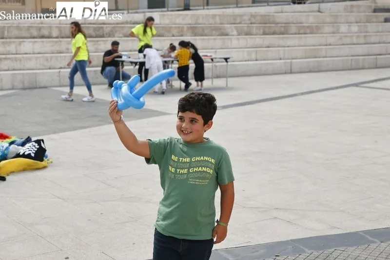 Actividades infantiles de manualidades, globoflexia y pintacaras en la plaza de Trujillo