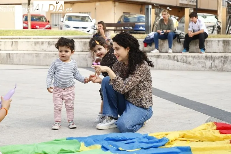 Actividades infantiles de manualidades, globoflexia y pintacaras en la plaza de Trujillo