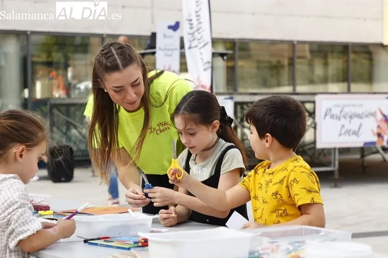 Actividades infantiles de manualidades, globoflexia y pintacaras en la plaza de Trujillo