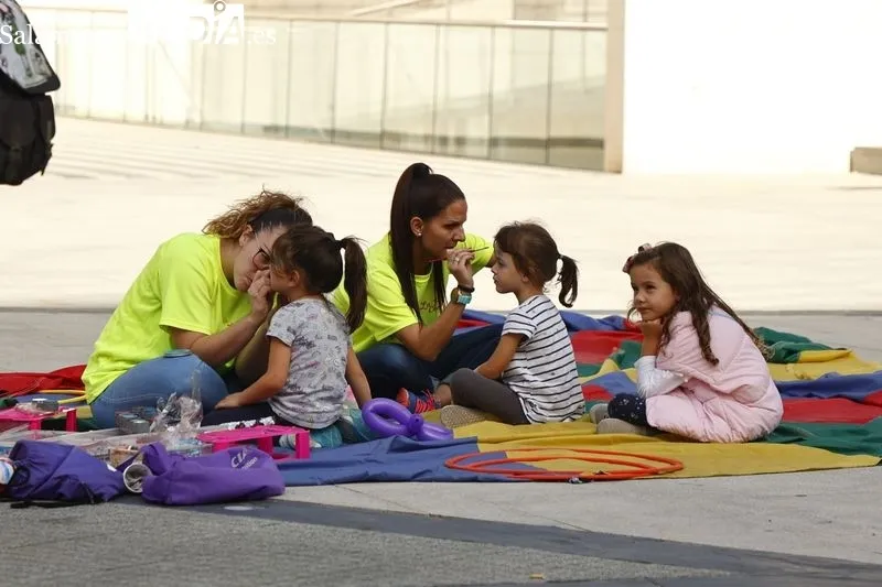 Actividades infantiles de manualidades, globoflexia y pintacaras en la plaza de Trujillo