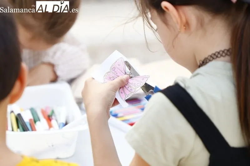 Actividades infantiles de manualidades, globoflexia y pintacaras en la plaza de Trujillo