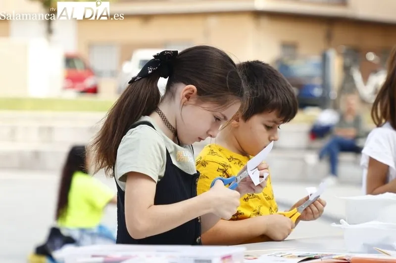 Actividades infantiles de manualidades, globoflexia y pintacaras en la plaza de Trujillo