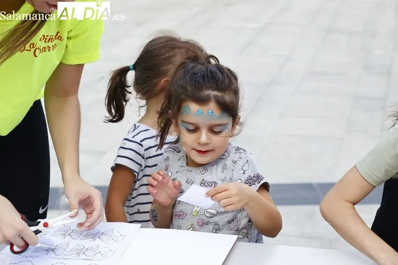 Actividades infantiles de manualidades, globoflexia y pintacaras en la plaza de Trujillo