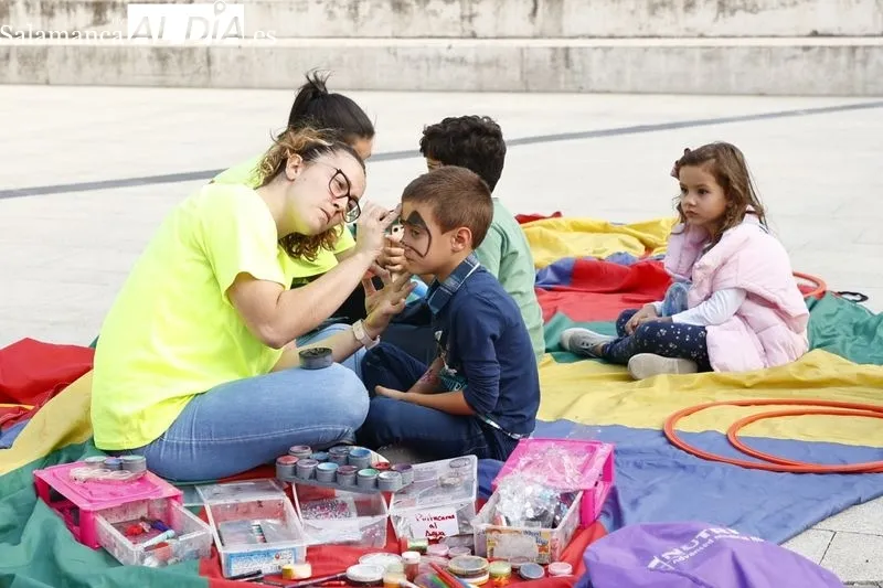 Actividades infantiles de manualidades, globoflexia y pintacaras en la plaza de Trujillo