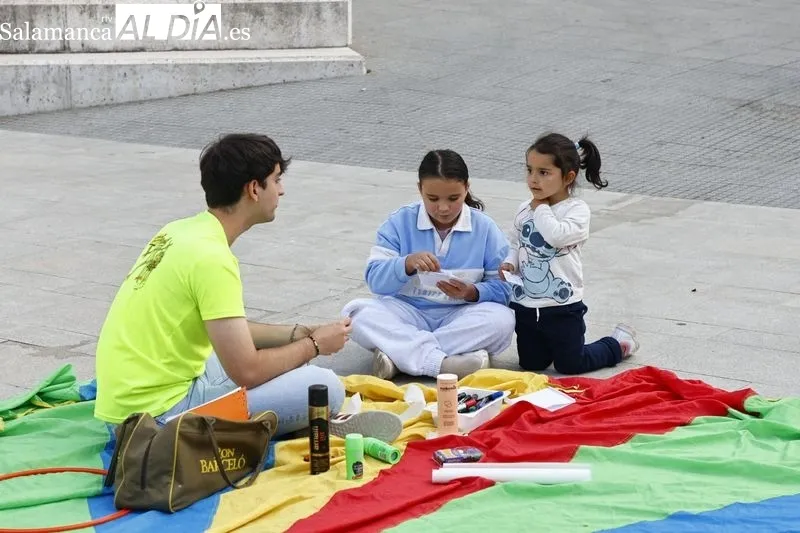 Actividades infantiles de manualidades, globoflexia y pintacaras en la plaza de Trujillo