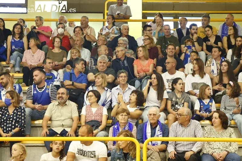 Galería de público del Perfumerías Avenida - Valencia Basket / Fotos: David Sañudo