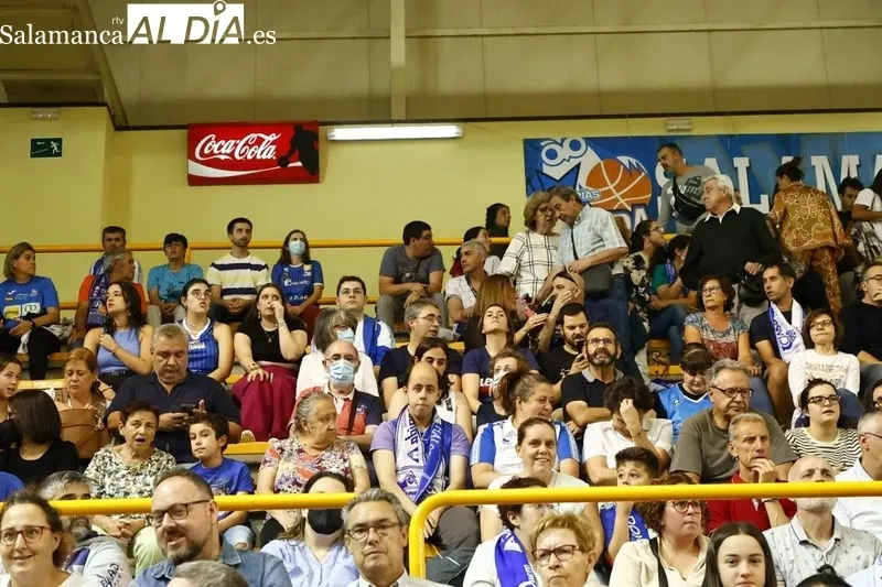 Galería de público del Perfumerías Avenida - Valencia Basket / Fotos: David Sañudo
