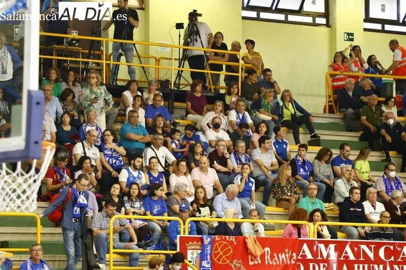 Galería de público del Perfumerías Avenida - Valencia Basket / Fotos: David Sañudo