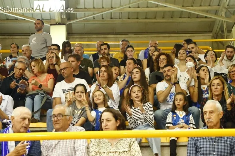 Galería de público del Perfumerías Avenida - Valencia Basket / Fotos: David Sañudo