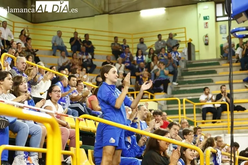 Galería de público del Perfumerías Avenida - Valencia Basket / Fotos: David Sañudo