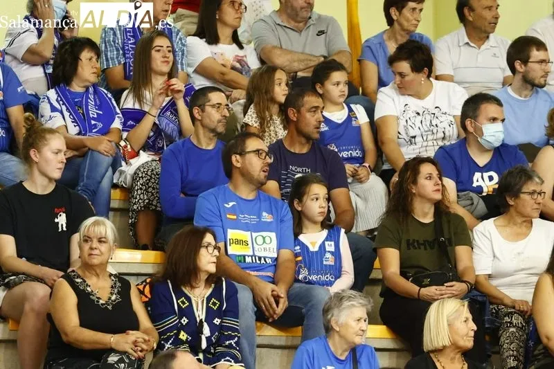 Galería de público del Perfumerías Avenida - Valencia Basket / Fotos: David Sañudo
