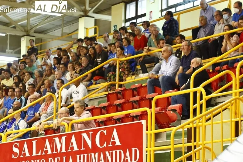 Galería de público del Perfumerías Avenida - Valencia Basket / Fotos: David Sañudo