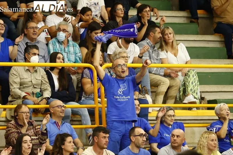 Galería de público del Perfumerías Avenida - Valencia Basket / Fotos: David Sañudo