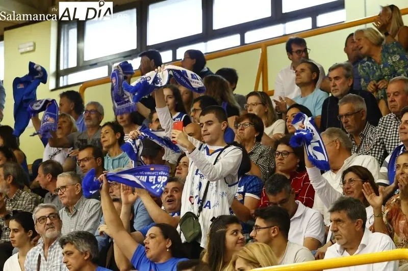 Galería de público del Perfumerías Avenida - Valencia Basket / Fotos: David Sañudo