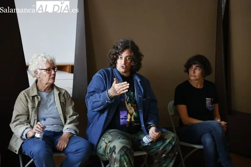 Imágenes del encuentro con el artista Ricardo Cavolo y el mural que ha pintado este fin de semana en el DA