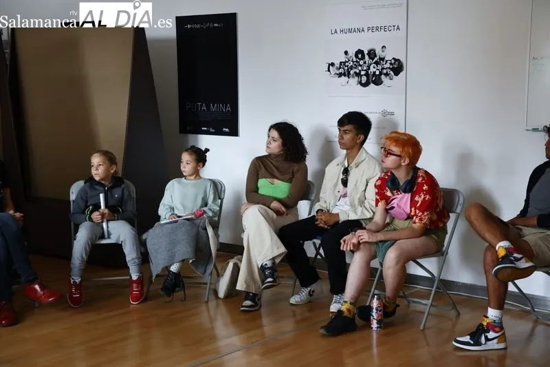 Imágenes del encuentro con el artista Ricardo Cavolo y el mural que ha pintado este fin de semana en el DA