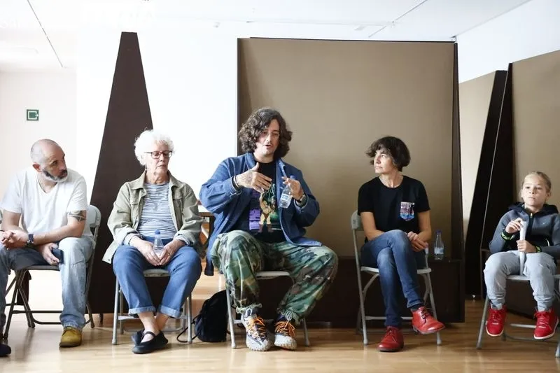 Imágenes del encuentro con el artista Ricardo Cavolo y el mural que ha pintado este fin de semana en el DA